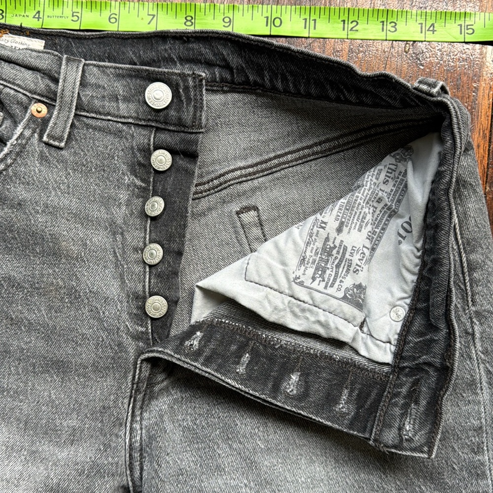 Levi’s cropped dark grey / washed black jeans- women’s size 27 - Picture 3 of 5